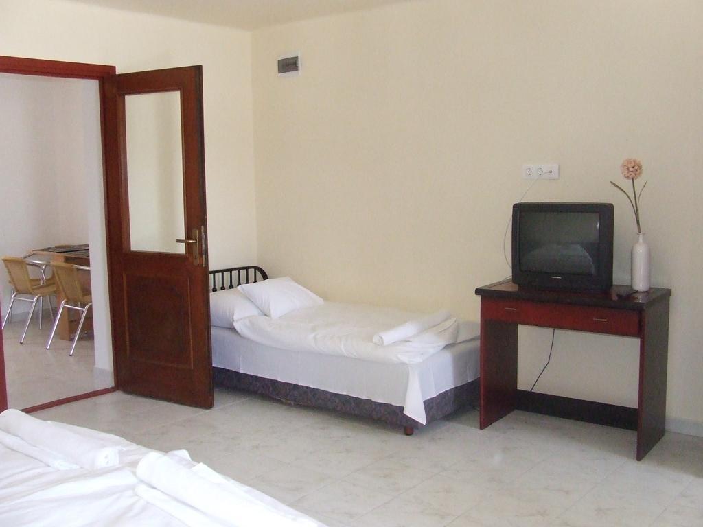 Napsugar Apartman Baja Zimmer foto